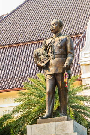 The brass statue of King Chulalongkorn (Rama V) at Phra Ramratchaniwet Palace (Wang Ban Peun), former the king Rama 5 palace, one of the main public tourist attractions in Phetchaburi, Thailandのeditorial素材