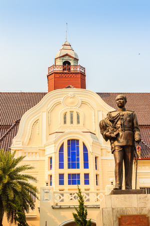 The brass statue of King Chulalongkorn (Rama V) at Phra Ramratchaniwet Palace (Wang Ban Peun), former the king Rama 5 palace, one of the main public tourist attractions in Phetchaburi, Thailandのeditorial素材