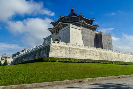 The National Chiang Kai-shek Memorial Hall is a national monument, landmark and tourist attraction erected in memory of Chiang Kai-shek, former President of the Republic of China. It is located in Zhongzheng District, Taipei, Taiwan.のeditorial素材