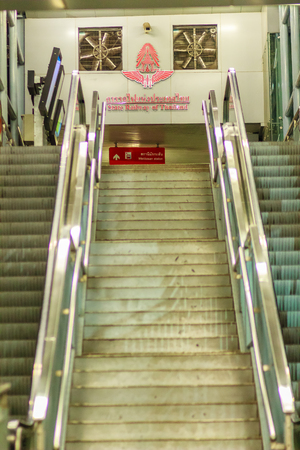 Bangkok, Thailand - February 21, 2017: Late night, People walk on sky walk way connect between Makkasan airport rail link station and Petchaburi MRT (Metropolitan Rapid Transit) subway station.のeditorial素材