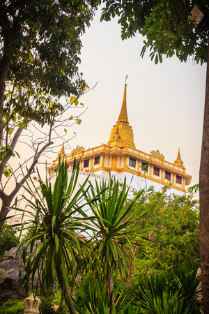 Beautiful view of Wat Saket Ratcha Wora Maha Wihan (Wat Phu Khao Thong, Golden Mount temple), a popular Bangkok tourist attraction and has become one of the symbols of the city.のeditorial素材