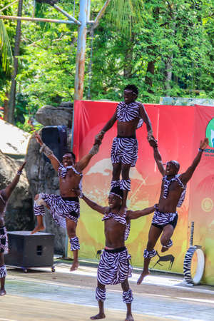 Bangkok, Thailand - September 22, 2018: Funny acrobatic kenya show at Dusit public zoo (now closed), Bangkok, Thailand.のeditorial素材
