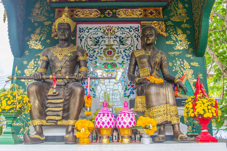 King Mangrai and his queen statues at Wat Ming Muang Buddhist temple, Chiang Rai, Thailand. King Mangrai, also known as Mengrai. He founded the city of Chiang Rai as his new capital of Lanna in 1262.のeditorial素材