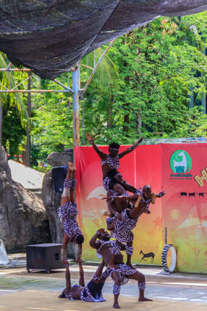 Bangkok, Thailand - September 22, 2018: Funny acrobatic kenya show at Dusit public zoo (now closed), Bangkok, Thailand.のeditorial素材