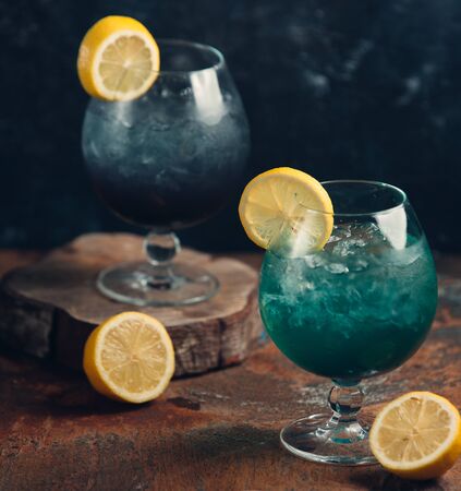 Iced green cocktail with lemon sliceの写真素材