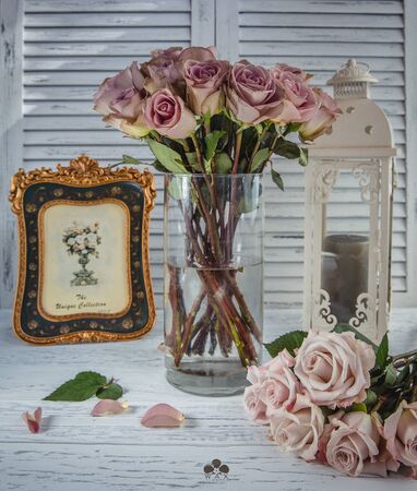 pink roses bouquet on the tableの写真素材