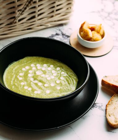 green mash with side crackers and breadの写真素材