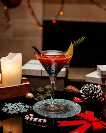 red juice with lemon slice on topの写真素材