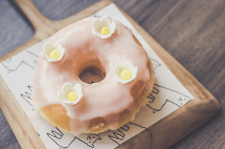 Donut daisy on woodの写真素材
