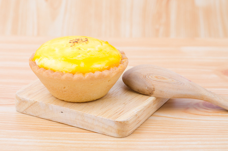 Egg tart on wooden plateの写真素材