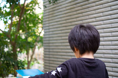 Japanese children playing in a garden with Griffith's ash treesの写真素材