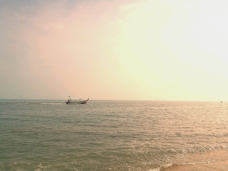 Fishing boat while sunsetの素材