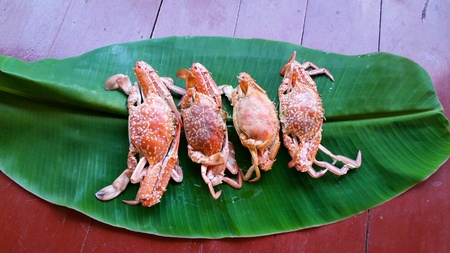 Cooked crabs on banana leafの素材