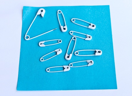 Safety pin white 