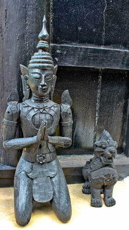 art of wood carving in thai templeのeditorial素材