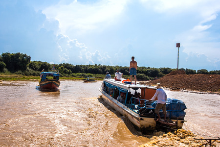 SIEM REAP, CAMBODIA - May 3 2014   the tourist visiting Tonle Sap Lake in Siem Reap  Tonle Sap is the largest freshwater lake in SE Asia のeditorial素材