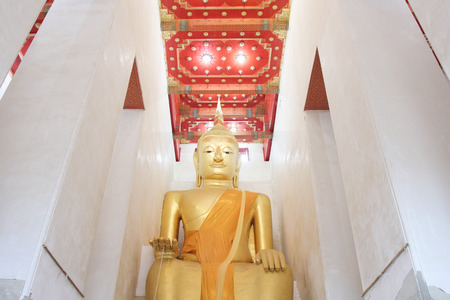 Big golden buddha at Wat Pa Lelai, Supanburi, Thailandのeditorial素材