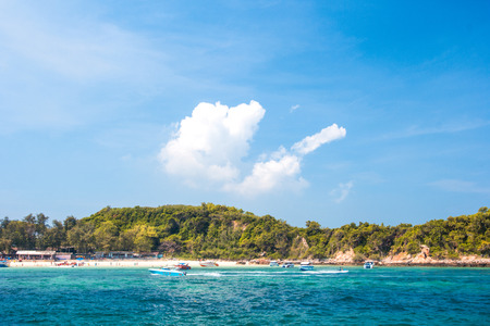 PATTAYA, CHONBURI- APRIL26,2015: Tourist diving near Pattaya beach, Chonburiのeditorial素材