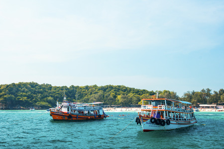 PATTAYA, CHONBURI- APRIL26,2015: Tourist diving near Pattaya beach, Chonburiのeditorial素材