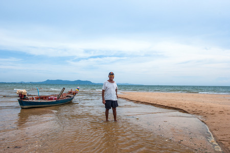 PATTAYA, CHONBURI- MAY3, 2015: Thai traditional fisherman stay at Pattaya beach, Chonburiのeditorial素材