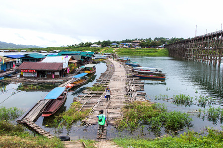SANGKLABURI, KANJANABURI  - SEP12, 2015: Traveler crossing bamboo bridge or Mon Bridge in Sangklaburi. Kanchanaburi, Thailand.のeditorial素材