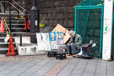 TOKYO, JAPAN - DEC7, 2018: The artist drawing the picture for sale in front of Ueno park  in Tokyo, Japan.のeditorial素材