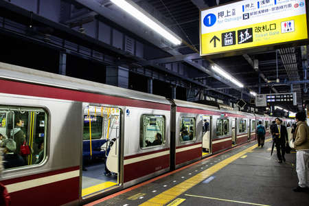 TOKYO, JAPAN - DEC6, 2018: People waiting JR train in Tokyo, Japan.のeditorial素材