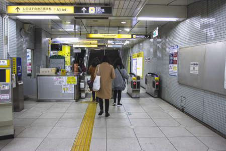 TOKYO, JAPAN - DEC6, 2018: People go to work by subway system at Tokyo Metro Line station.のeditorial素材