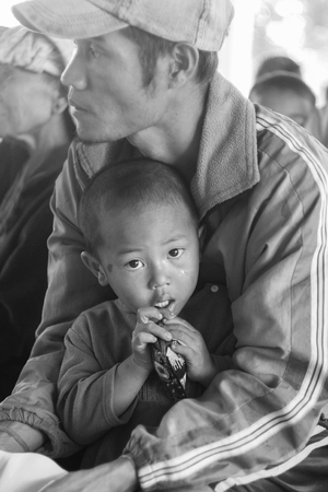 maehongson,THAILAND november29,2014:In clinical examination of children in the highlands province of Mae Hong Son children who receive services fear.Parents would comfort the child by distributing sweets and Embrace the relaxedのeditorial素材