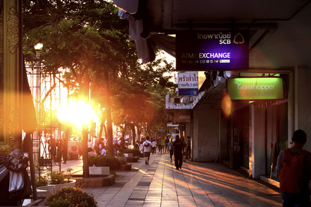 BANGKOK THAILAND - SEPTEMBER 14,2017: In evening The people's waiting the bus at bus stop in bangkok thailand.のeditorial素材