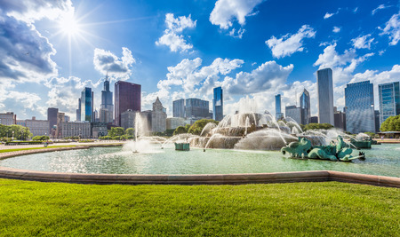 Buckingham fountain and Chicago downtown skylineの写真素材