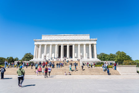 WASHINGTON, D.C. - April 10, 2023 : Crowds of tourists visting Lincoln Memorial in National mall, Washington D.C., USAのeditorial素材