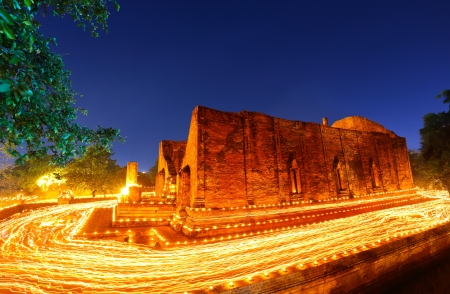 Candle lit in makha bucha day at wat mahae-yong in ayutthaya, Thailandの写真素材