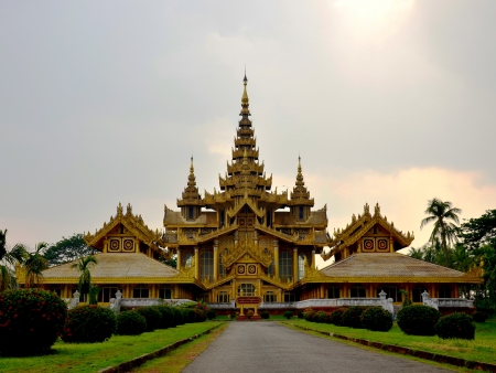 Palace in green garden                   のeditorial素材