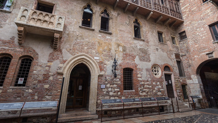 Juliet's balcony and Juliet statue - Verona - Italyのeditorial素材