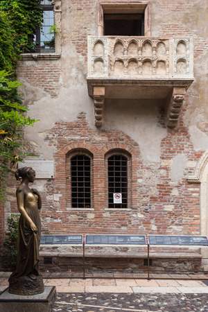 Juliet's balcony and Juliet statue - Verona - Italyのeditorial素材