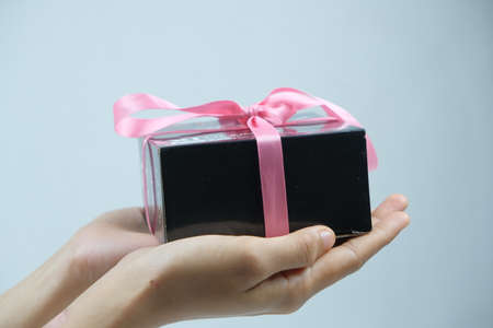 hand holding a gift box