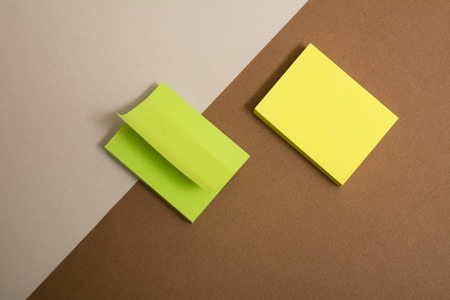 Green and yellow blocks of sticky paper on a delimited background