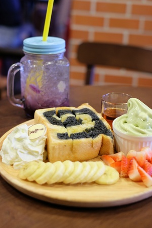 honey toast with strawberry and bananaの写真素材