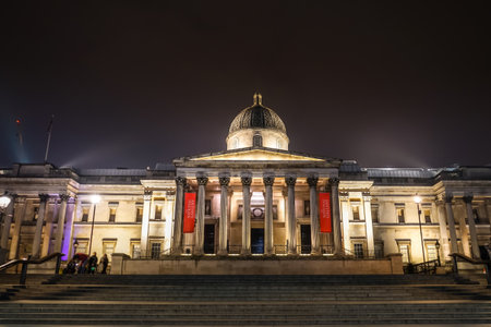 National Gallery art museum of night view (London). Shooting Location: United Kingdom, Londonのeditorial素材