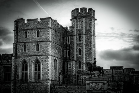Monochrome Windsor Castle and bronze statue. Shooting Location: UK, Londonの写真素材