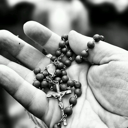 Recitation rosario at the cemetery.の素材