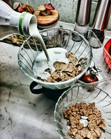 Prepare morning breakfast. Kefir with cornflakes.の素材