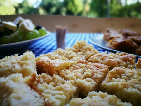 Yeast cake with crumble and raisins.
