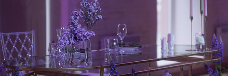 Baneer elegant table setting with purple flowers and candlesの写真素材