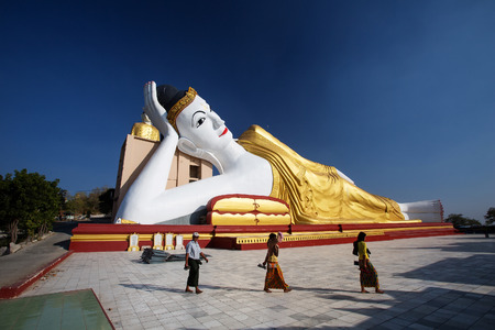 Giant reclining Buddha at Bodhi Tahtaung monastery in Monywa, Myanmarのeditorial素材