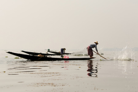 Fishermen in Inle lakes sunset, Myanmar.のeditorial素材
