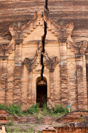 Details of Mingun Pahtodawgyi the biggest unfinished pagoda in ruins after earthquakeの写真素材