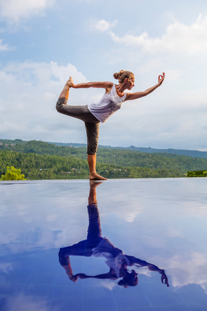 Caucasian woman practicing yoga by the pool
の写真素材