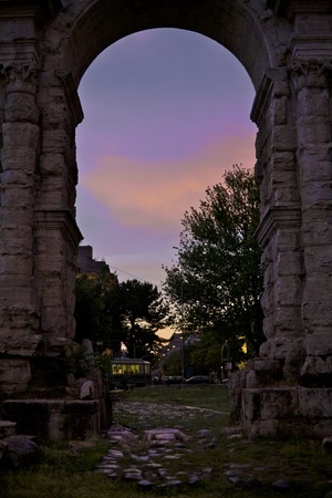 Rome arch sunset. Purple clouds inside classic archのeditorial素材